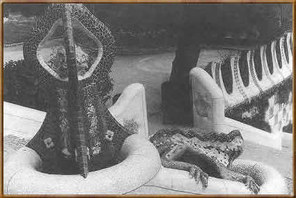 Атанор Гауди, содержащий в себе неотесанный камень и освобождающий саламандру.